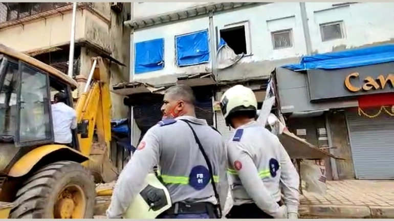 दक्षिण मुंबईत ५ मजली इमारतीचा भाग कोसळला