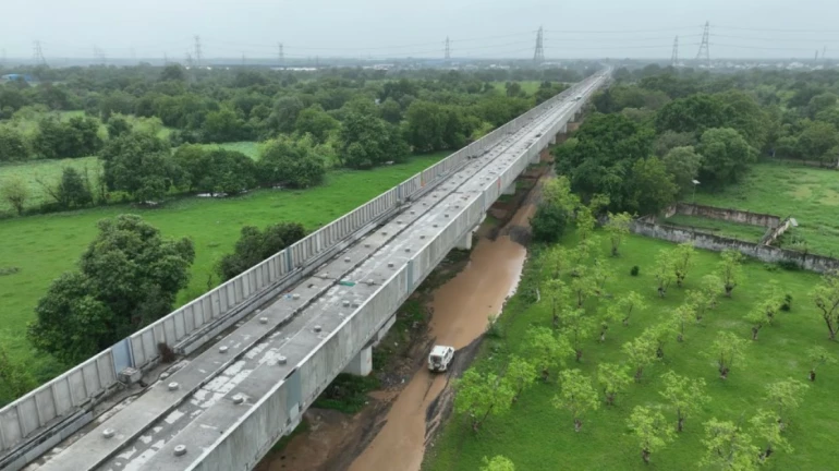 मुंबई-अहमदाबाद बुलेट ट्रेनच्या कॉरिडोरवर नॉईज बॅरियर मुंबई-अहमदाबाद बुलेट ट्रेनच्या कॉरिडोरवर नॉईज बॅरियर