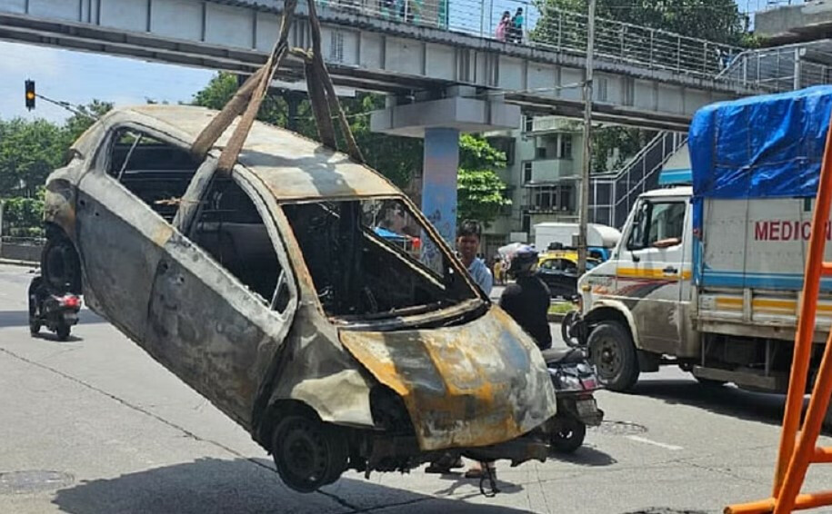 मुंबई- सायन अस्पताल के पास दुर्घटना के कारण कार में आग लगने से 2 की मौत