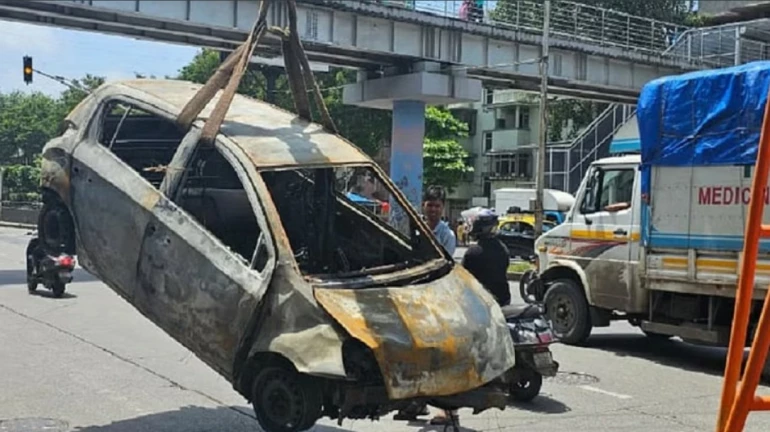 मुंबई- सायन अस्पताल के पास दुर्घटना के कारण कार में आग लगने से 2 की मौत