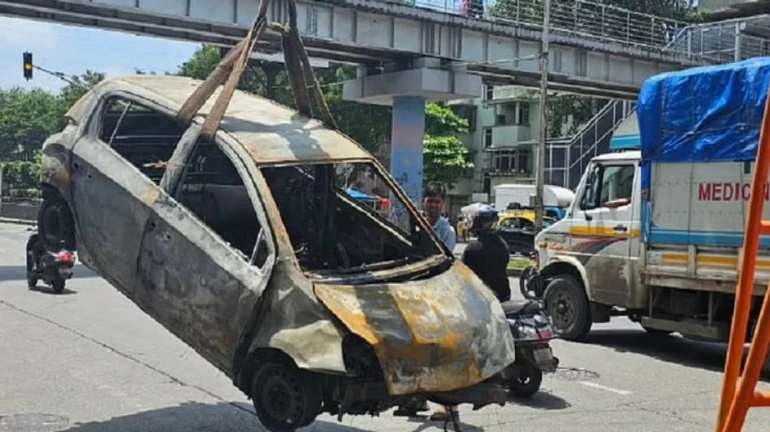 कारची डिव्हायडरला धडक, आग लागून २ भावांचा मृत्यू कारची डिव्हायडरला धडक, आग लागून २ भावांचा मृत्यू