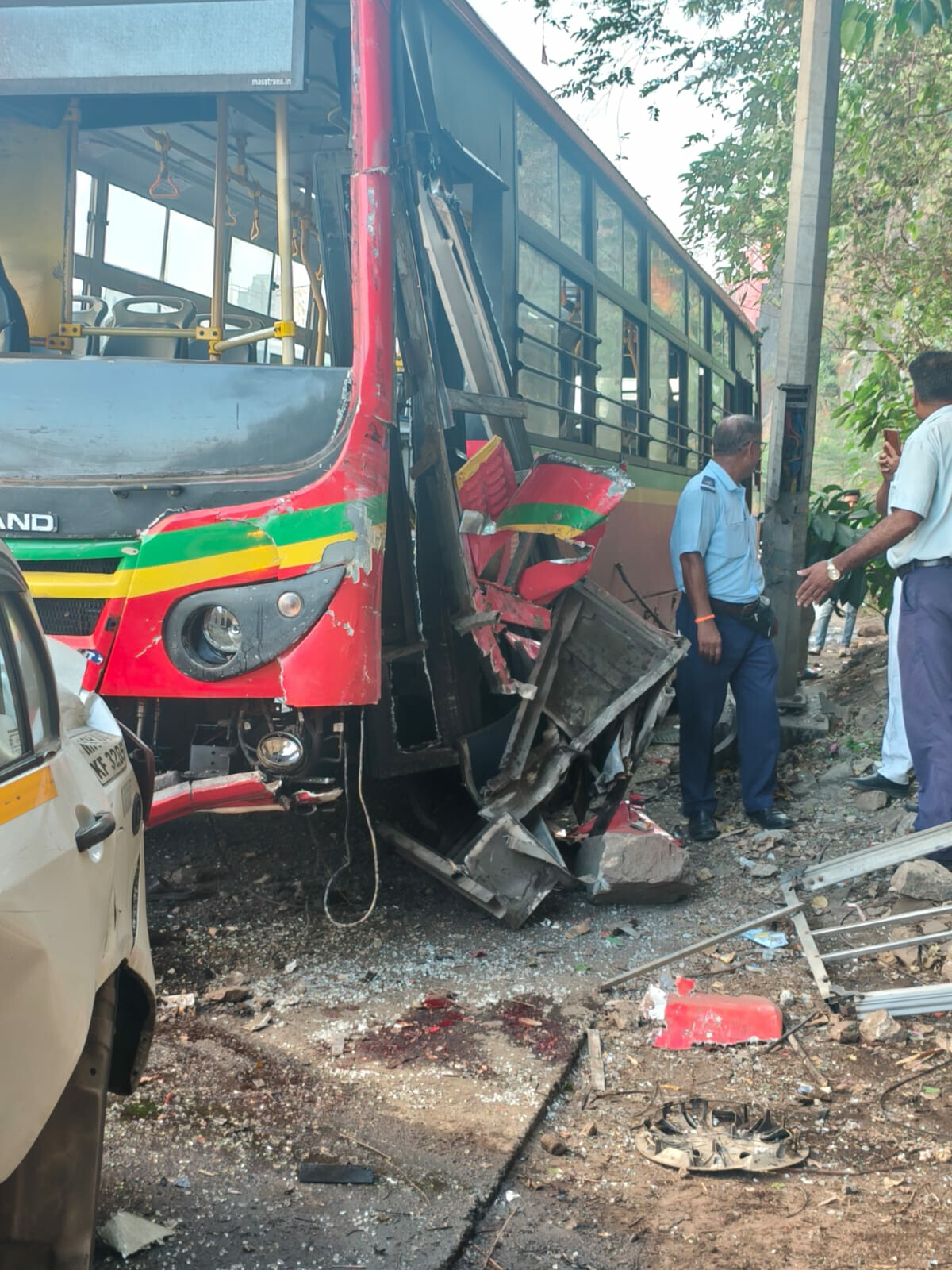 दादर येथे बेस्ट बसचा मोठा अपघात