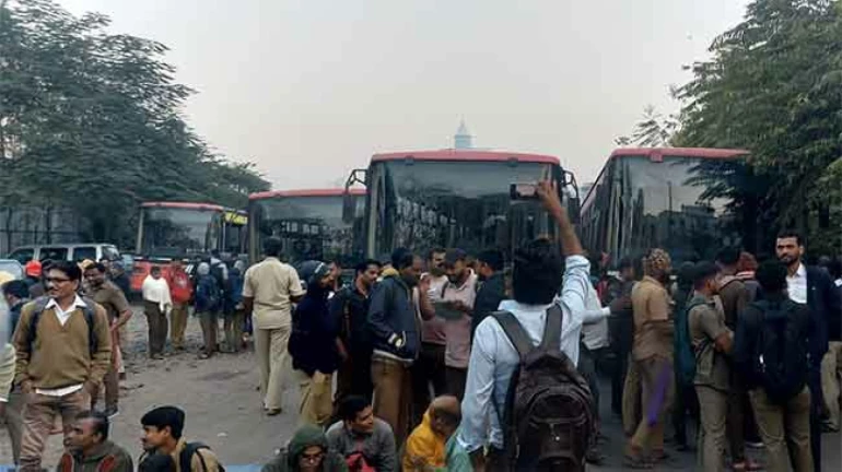 Thane: TMT contract drivers go on undeclared strike Thane: TMT contract drivers go on undeclared strike