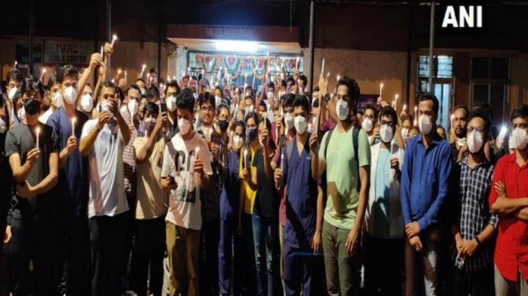 Mumbai: Two brothers attack doctor at Sion hospital; Medics take out a candle march Mumbai: Two brothers attack doctor at Sion hospital; Medics take out a candle march