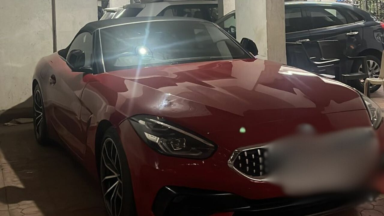 मुंबई के फाइन-डाइनिंग रेस्तरां की पार्किंग से 80 लाख रुपये की BMW Z4 चोरी हो गई