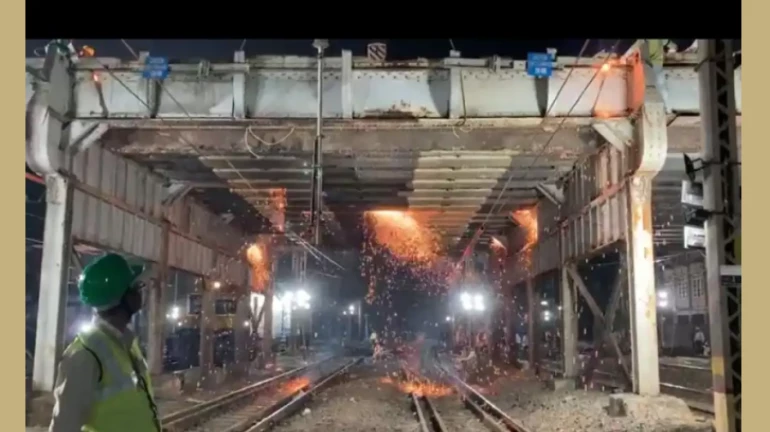 मध्य रेलवे ने समय से पहले कार्नैक ब्रिज को तोड़ने में कामयाब रहा मध्य रेलवे ने समय से पहले कार्नैक ब्रिज को तोड़ने में कामयाब रहा