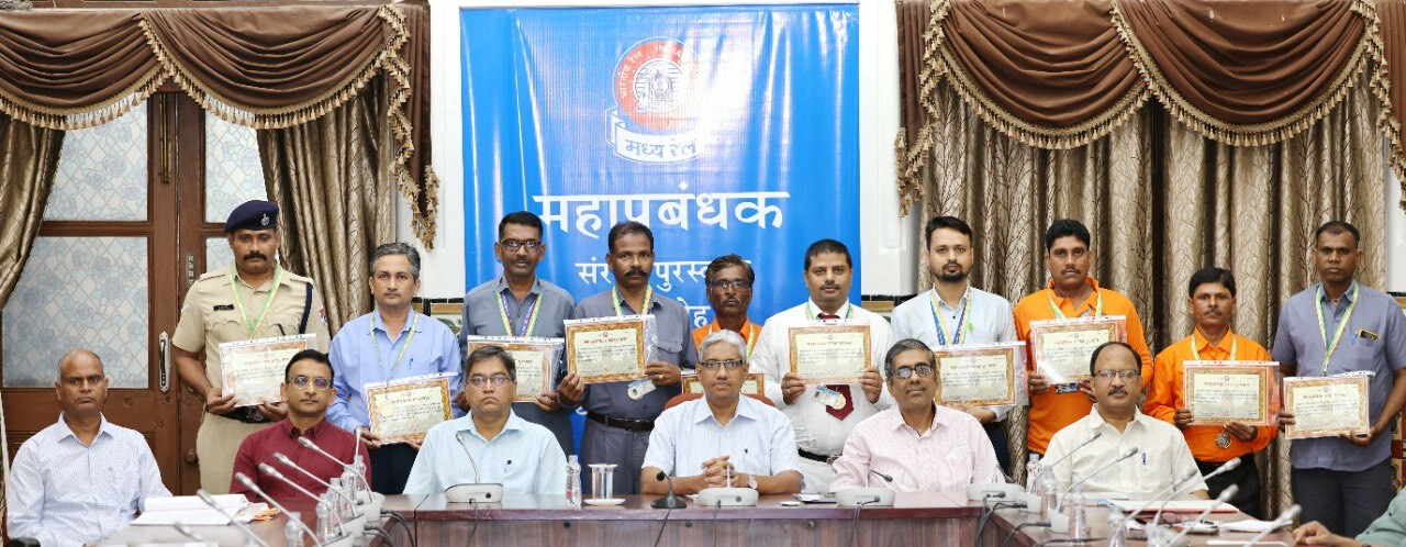 General Manager’s Safety Award for 10 Staff of Central Railway