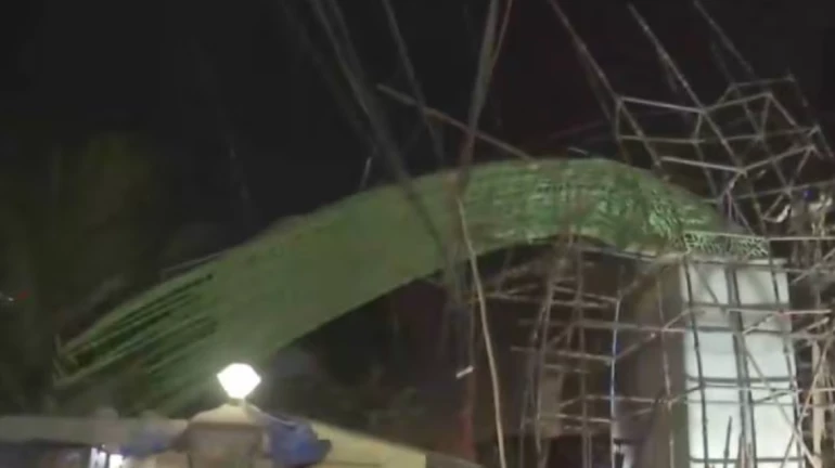 चेंबूरमधील मेट्रोचे बांधकाम कोसळले चेंबूरमधील मेट्रोचे बांधकाम कोसळले