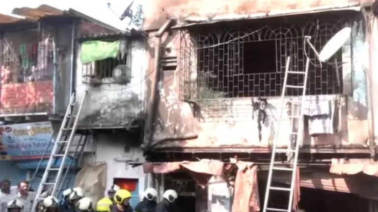 चेंबूर अग्निकांड में मानवता भी मर गई, घर में आग लगने के बाद चोरों ने चुराए 12 लाख चेंबूर अग्निकांड में मानवता भी मर गई, घर में आग लगने के बाद चोरों ने चुराए 12 लाख