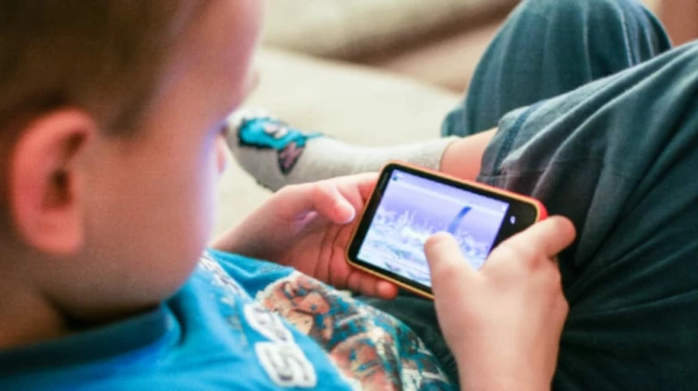 मुलांमध्ये वाढते डिजिटल व्यसन, पालकांनी 'या' टिप्सचे करा पालन मुलांमध्ये वाढते डिजिटल व्यसन, पालकांनी 'या' टिप्सचे करा पालन