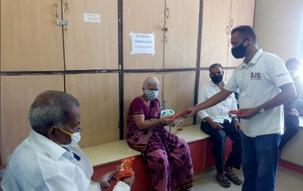 लस घ्या आणि बाकरवडी न्या! चितळेंची भन्नाट संकल्पना