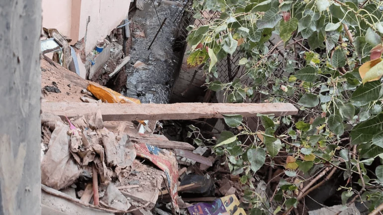 भांडुप पश्चिमेकडील नाल्याजवळ घराची भिंत कोसळली भांडुप पश्चिमेकडील नाल्याजवळ घराची भिंत कोसळली