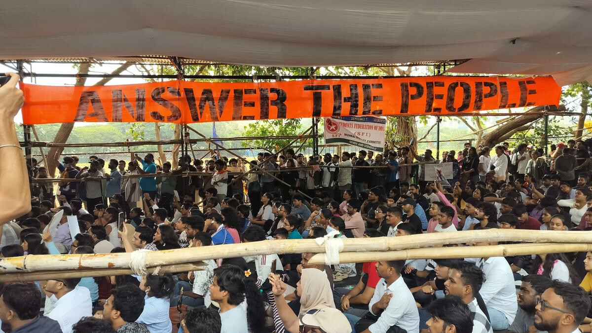 NEET Aspirants Protest at Mumbai's Azad Maidan Over Alleged Paper Leak; Minister Girish Mahajan Meets Students