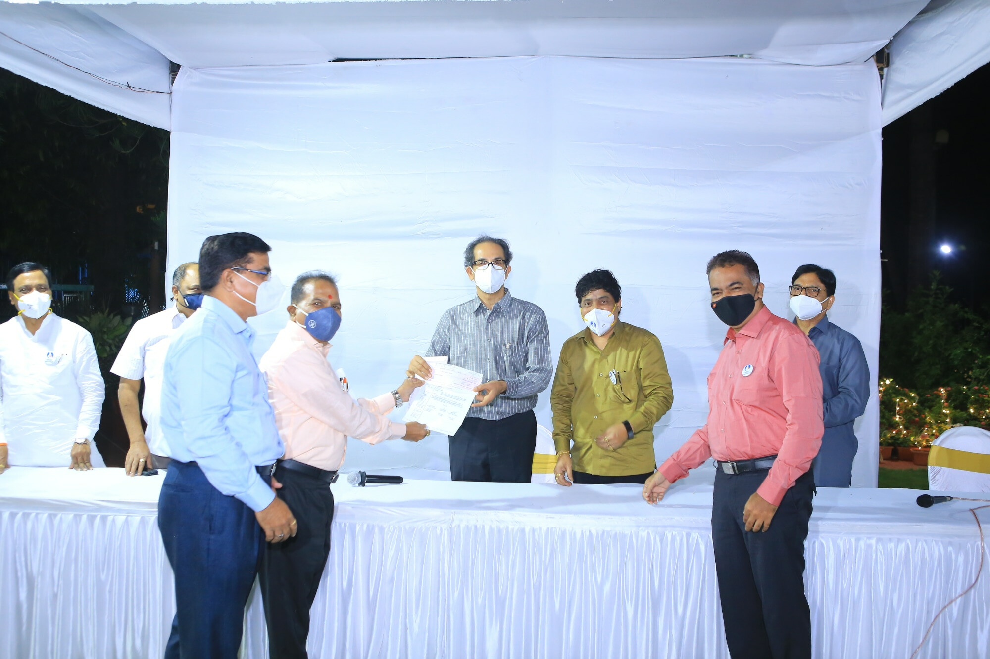 BMC शिक्षा सेना से CM सहायता कोष के लिए दो लाख का चेक दिया