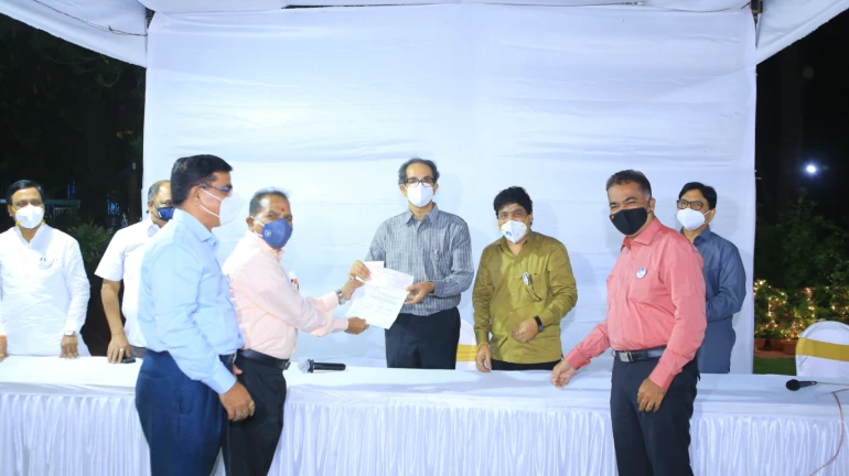 BMC शिक्षा सेना से CM सहायता कोष के लिए दो लाख का चेक दिया BMC शिक्षा सेना से CM सहायता कोष के लिए दो लाख का चेक दिया