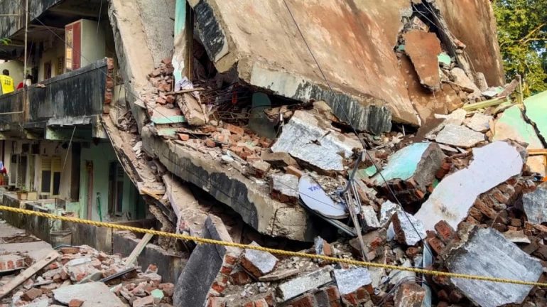 Building collapses in Thane's Dombivali; no injuries reported Building collapses in Thane's Dombivali; no injuries reported