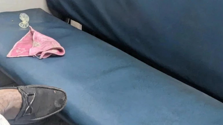 मुंबई लोकल ट्रेनच्या सीटवर सापडला वापरलेला कंडोम, फोटो ट्विट... मुंबई लोकल ट्रेनच्या सीटवर सापडला वापरलेला कंडोम, फोटो ट्विट...