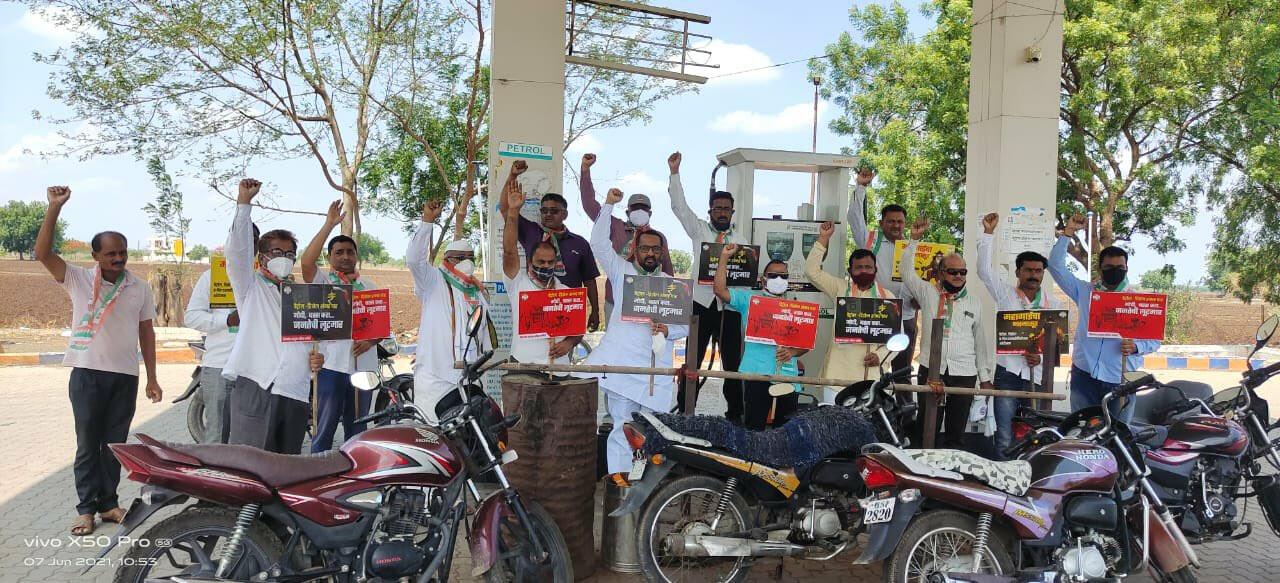 पेट्रोल 100 के पार, कांग्रेस विरोध में उतरी