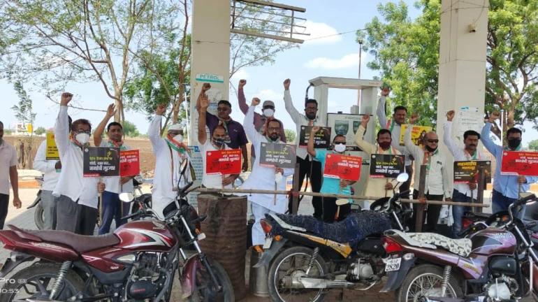 पेट्रोल-डिझेल शंभर पार, काँग्रेसचं मोदी सरकारविरोधात पेट्रोल पंपांवर आंदोलन पेट्रोल-डिझेल शंभर पार, काँग्रेसचं मोदी सरकारविरोधात पेट्रोल पंपांवर आंदोलन