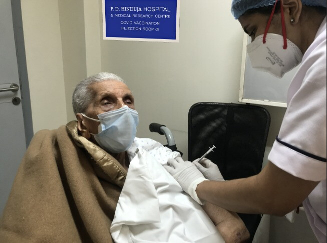 हिंदुजा रुग्णालयात १०१ वर्षांच्या आजोबांनी घेतला कोरोनाचा पहिला डोस
