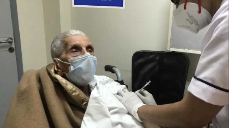 हिंदुजा रुग्णालयात १०१ वर्षांच्या आजोबांनी घेतला कोरोनाचा पहिला डोस