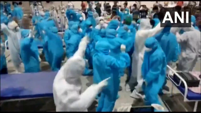 मुंबईतील 'या' कोविड सेंटरमध्ये आरोग्य कर्मचाऱ्यांचा ‘झिंगाट’ डान्स! मुंबईतील 'या' कोविड सेंटरमध्ये आरोग्य कर्मचाऱ्यांचा ‘झिंगाट’ डान्स!