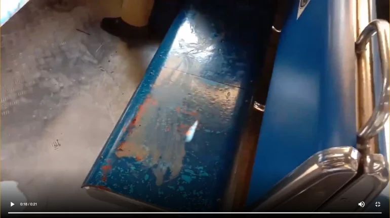 धक्कादायक! मध्य रेल्वेच्या डब्यांमध्ये मानवी मलमूत्र धक्कादायक! मध्य रेल्वेच्या डब्यांमध्ये मानवी मलमूत्र