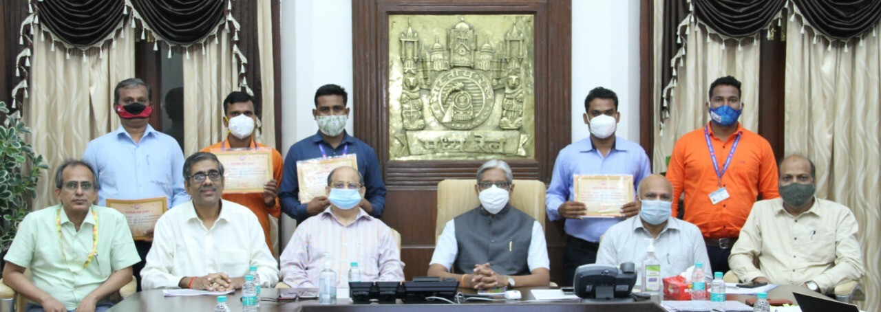Mumbai: 11 CR staff felicitated with General Manager’s Safety Award