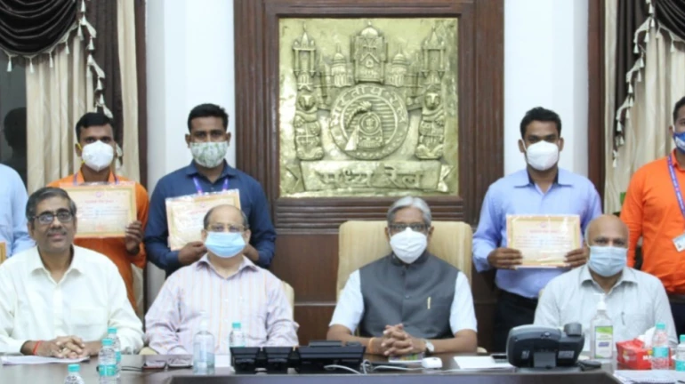 Mumbai: 11 CR staff felicitated with General Manager’s Safety Award Mumbai: 11 CR staff felicitated with General Manager’s Safety Award