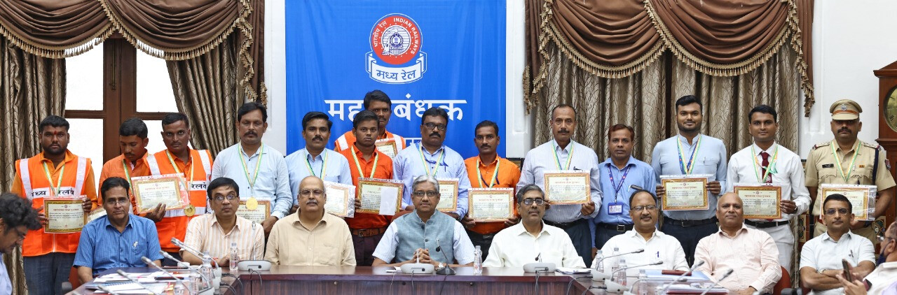General Manager’s Safety Award for 14 Staff of Central Railway