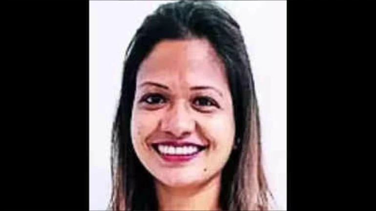 दादर : महिलेवर झाड कोसळले, कुटुंबाचे मदतीचे आवाहन दादर : महिलेवर झाड कोसळले, कुटुंबाचे मदतीचे आवाहन