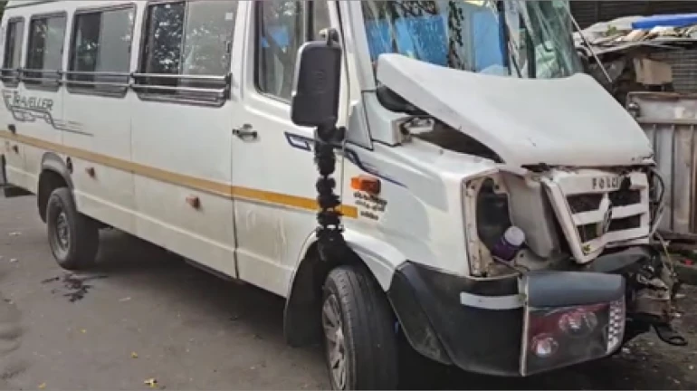 Speeding Vehicle Collides with Bus in Dadar; One Dead, Four Injured Speeding Vehicle Collides with Bus in Dadar; One Dead, Four Injured