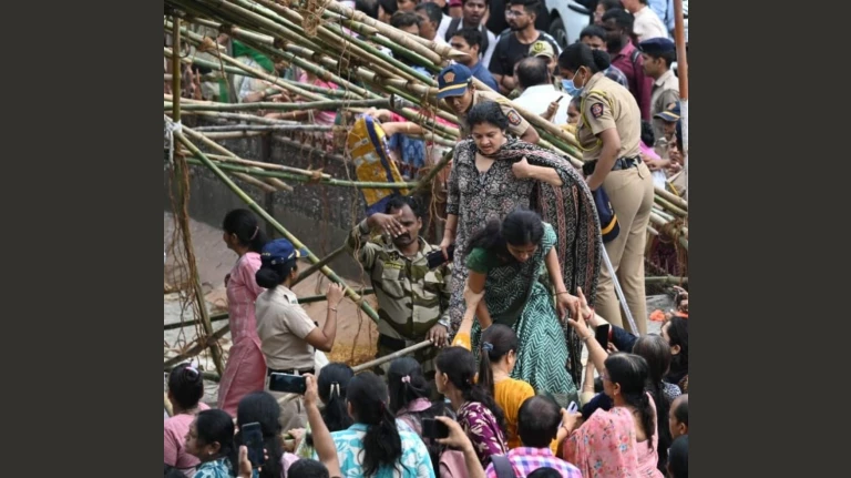 150 People Arrested in Dadar for Breaking BMC Barricades and Feeding Pigeons