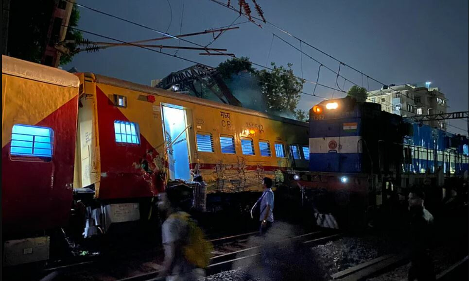 दादर-माटुंग्या दरम्यान अपघात, एक्स्प्रेसचे ३ डबे रुळावरून उतरले