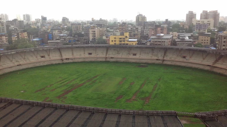 २५ वर्षांनंतर ठाण्यातील स्टेडियम क्रिकेट सामन्यांसाठी सज्ज २५ वर्षांनंतर ठाण्यातील स्टेडियम क्रिकेट सामन्यांसाठी सज्ज