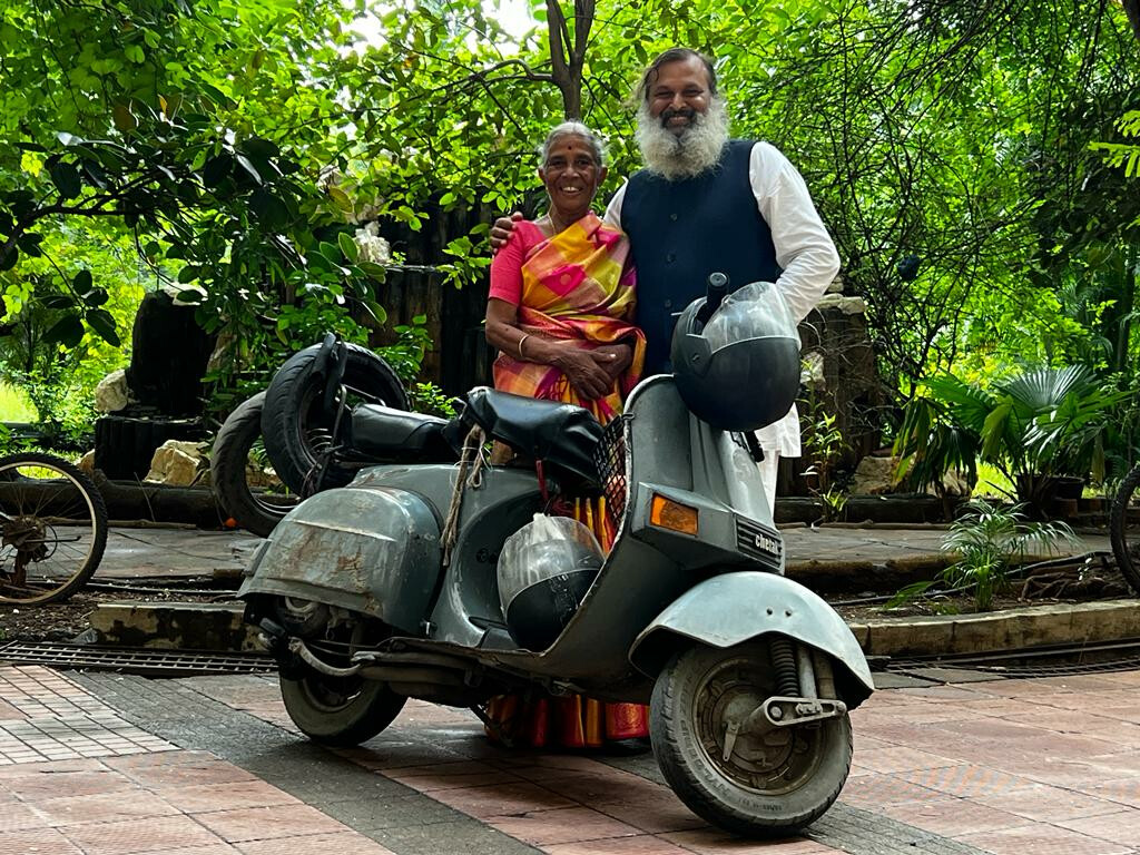 मां को स्कूटर पर दुनियां दिखा रहे 44 साल के डी कृष्णकुमार