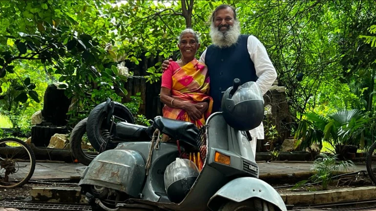 मां को स्कूटर पर दुनियां दिखा रहे 44 साल के डी कृष्णकुमार