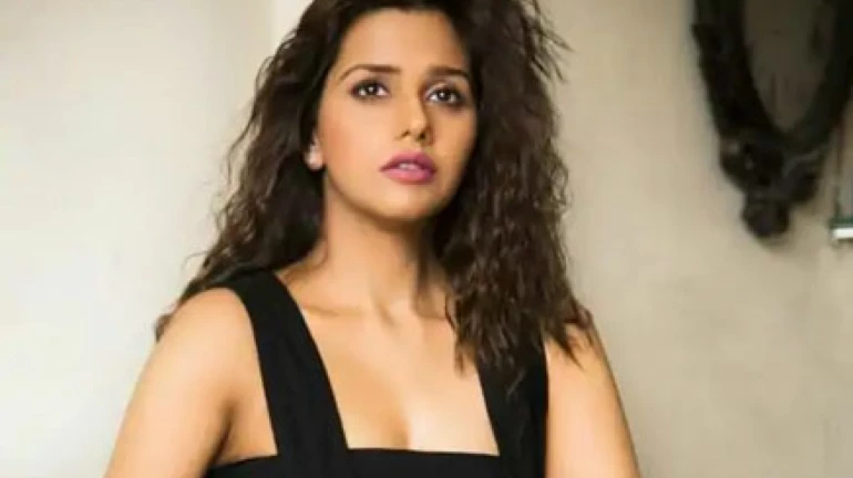 'ही' अभिनेत्री चित्र विकून कोरोना रुग्णांसाठी जमवतेय निधी 'ही' अभिनेत्री चित्र विकून कोरोना रुग्णांसाठी जमवतेय निधी