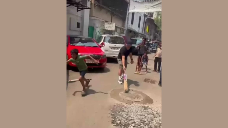 Australian Batter David Warner Plays Gully Cricket in Mumbai: Video Goes Viral