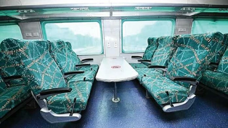 ‘डेक्कन क्वीन’चं नव रूप पाहिलत का? ‘डेक्कन क्वीन’चं नव रूप पाहिलत का?