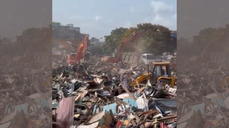 Bandra Demolition Row: 16 Arrested After Clashes Erupt During Operation; Fadnavis Defends Drive After Violence Leaves 7 Policemen Injured Bandra Demolition Row: 16 Arrested After Clashes Erupt During Operation; Fadnavis Defends Drive After Violence Leaves 7 Policemen Injured