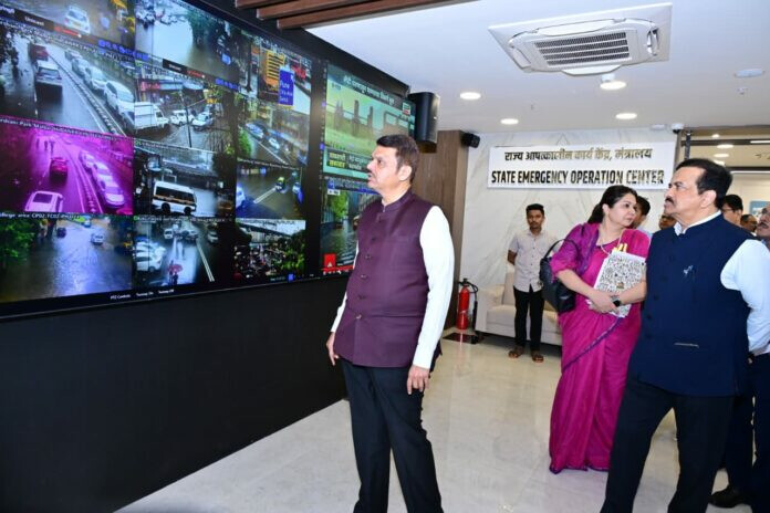 मुख्यमंत्री देवेंद्र फडणवीस ने राज्य में भारी बारिश के मद्देनजर सभी एजेंसियों को सतर्क रहने के निर्देश दिए