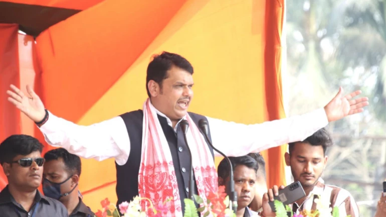 शरजील उस्मानीवर कठोर कलमं का नाहीत? फडणवीसांचा मुख्यमंत्र्यांना प्रश्न शरजील उस्मानीवर कठोर कलमं का नाहीत? फडणवीसांचा मुख्यमंत्र्यांना प्रश्न