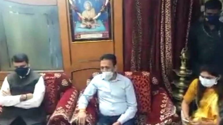 देवेंद्र फडणवीस एकनाथ खडसेंच्या भेटीला, राजकीय चर्चांना ऊत देवेंद्र फडणवीस एकनाथ खडसेंच्या भेटीला, राजकीय चर्चांना ऊत