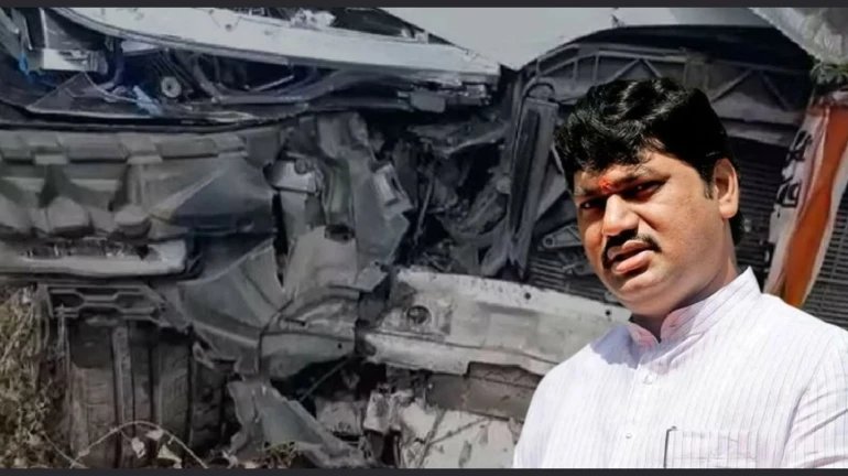 धनंजय मुंडेंच्या गाडीला अपघात, छातीला मार आणि... धनंजय मुंडेंच्या गाडीला अपघात, छातीला मार आणि...