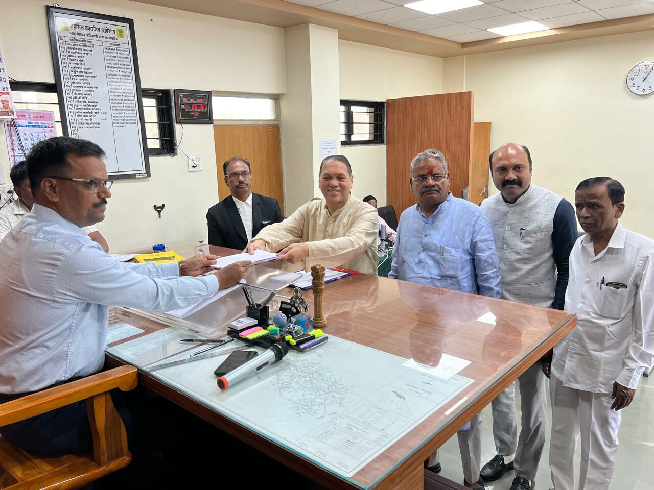 एनसीपी के वरिष्ठ नेता और सहकारिता मंत्री दिलीप वलसे पाटिल ने अंबेगांव से दाखिल किया नामांकन