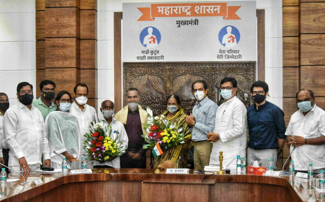 मुख्यमंत्र्यांच्या हस्ते रणजितसिंह डिसले यांचा सत्कार