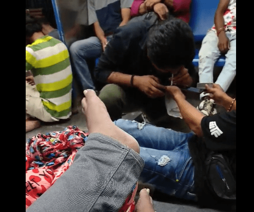 मुंबई - ट्रेन के अंदर नशीली दवाओं का सेवन करते 7 युवक कैमरे में कैद