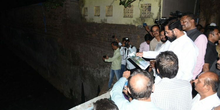 ठाणे- मुख्यमंत्री ने किया प्री-मानसून नाले की सफाई और सड़क के कार्यों को गुणवत्ता का निरिक्षण