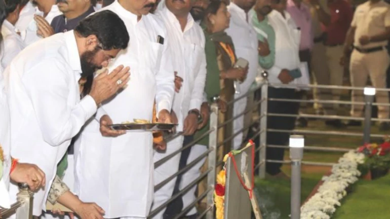 मुख्यमंत्री एकनाथ शिंदे ने बालासाहेब को दी श्रद्धांजलि, ठाकरे गुट ने किया गौमुत्र से शुद्धिकरण